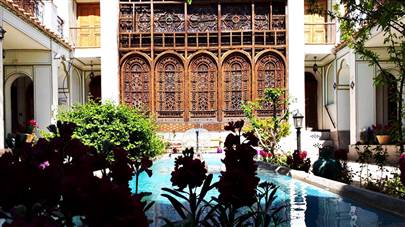 حیاط هتل سنتی عتیق اصفهان